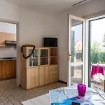 Apartmán Cozy With Private Fenced Garden And Pool Bibione